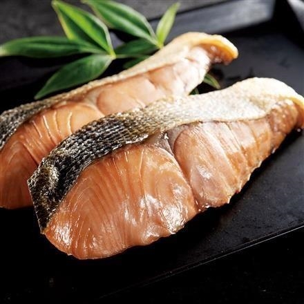 06G023：新潟加工　完全熟成 塩引鮭切身　1切（100ｇ）×5袋